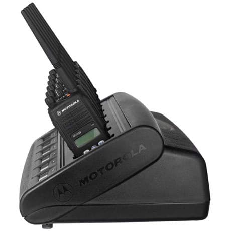 Boční pohled na stolní nabíječku WPLN4194 pro 6 radiostanic Motorola. Vidět nápis Motorola a logo na boku nabíječe, stejně jako detaily vložených radiostanic.