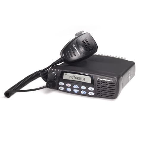 Radiostanice Motorola GM360 UHF Versatile s připojeným externím mikrofonem na levé straně, pohled mírně shora a z boku.