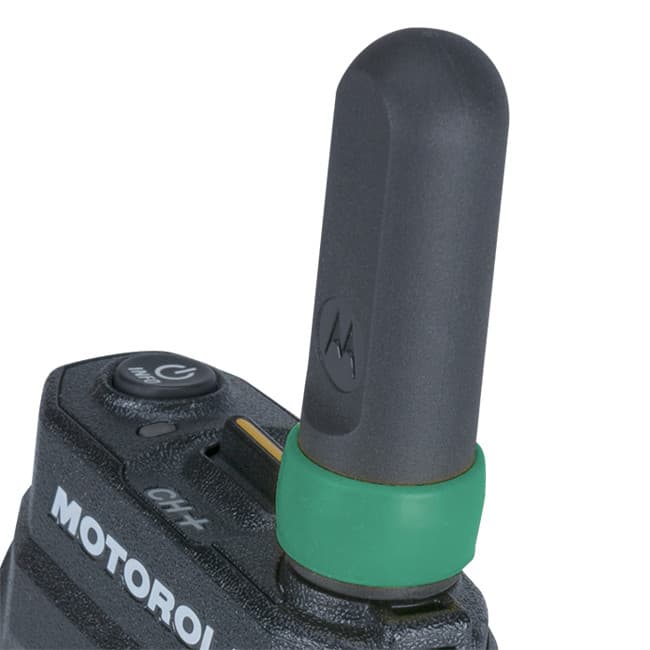 Detailní pohled shora na zelený rozlišovací kroužek 32012144003a nasazený na anténu radiostanice Motorola.