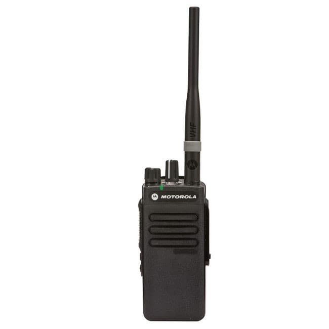 Zadní pohled na radiostanici Motorola MOTOTRBO DP2400e VHF s viditelnou anténou a logem Motorola na horní části.
