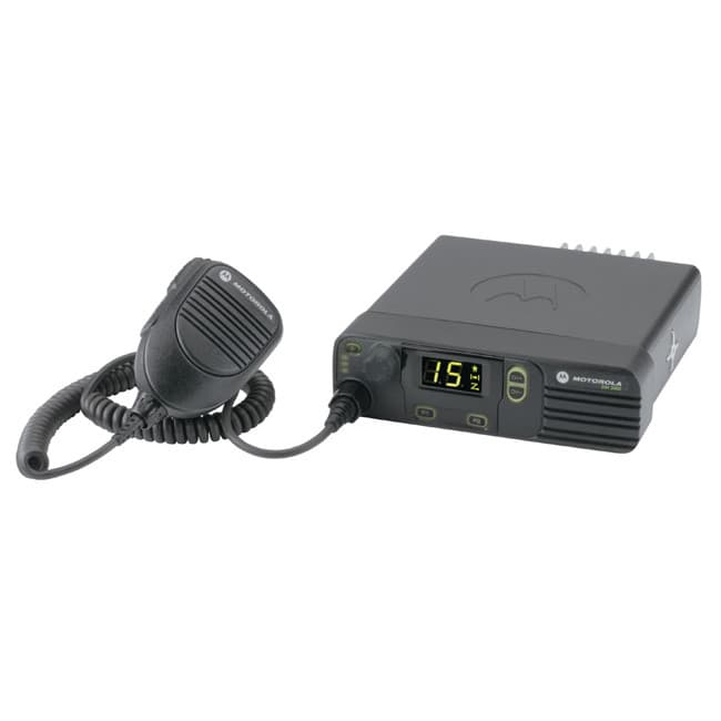 Shora zleva radiostanice Motorola DM 3400 VHF s mikrofonem. Viditelné chlazení a logo na horní straně.