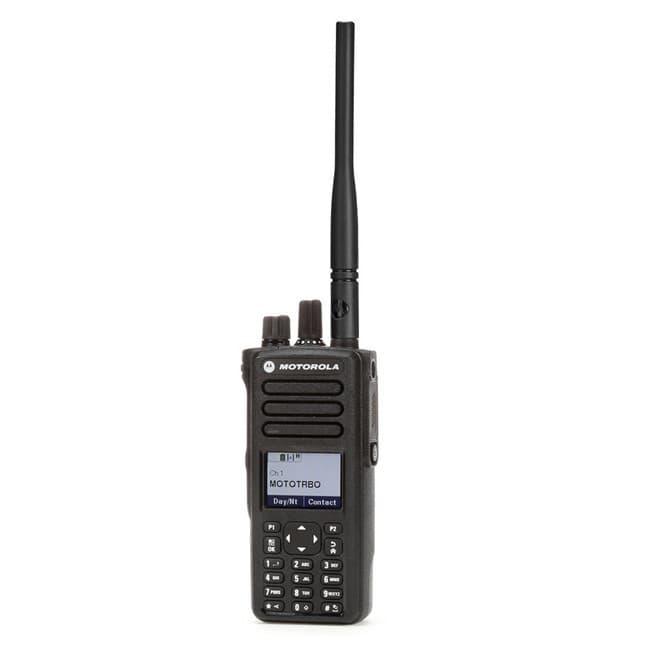 Čelní pohled na černou radiostanici Motorola MOTOTRBO™ DP4801e VHF s anténou, barevným displejem a plnou klávesnicí.