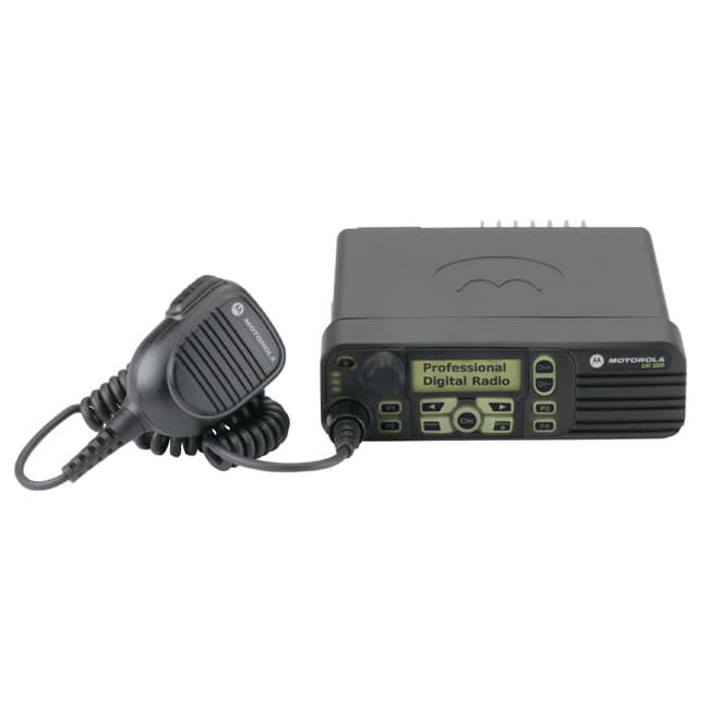 Čelní pohled na radiostanici MOTOROLA DM 3600 VHF s připojeným ručním mikrofonem PMLN8304 se spirálovým kabelem a digitálním displejem.