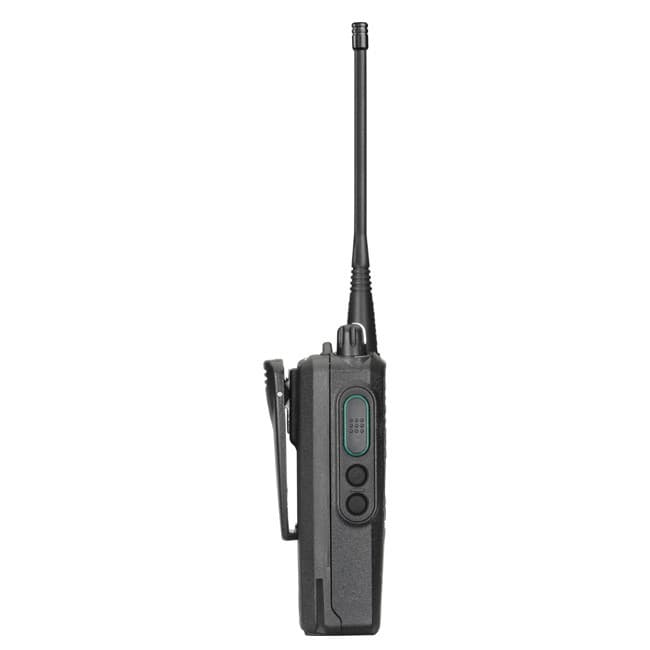 Radiostanice Motorola P165 UHF z levého profilu s upevněným klipem na opasek, viditelnými bočními ovládacími prvky.
