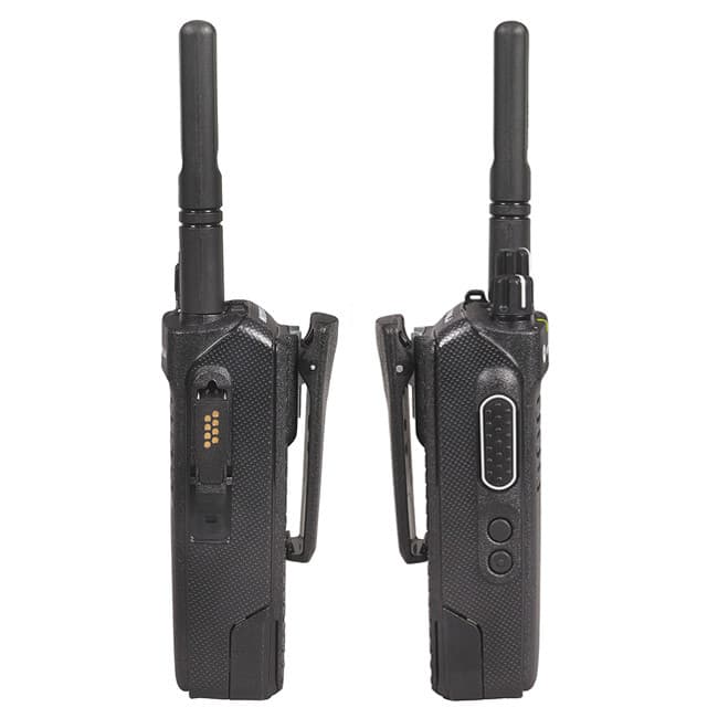 Dva boční pohledy na radiostanici Motorola MOTOTRBO DP2400e VHF, zobrazující konektory na jedné straně a PTT tlačítko s klipem na opasek.