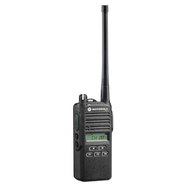 Mírně šikmý pohled na radiostanici Motorola P185 VHF, zvýrazňující displej s nápisem CH 001, anténu a tři programovatelná tlačítka P1-P3.