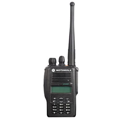 Čelní pohled na černou radiostanici Motorola GP 388-R VHF Submersible s displejem a numerickou klávesnicí, anténou vpravo.