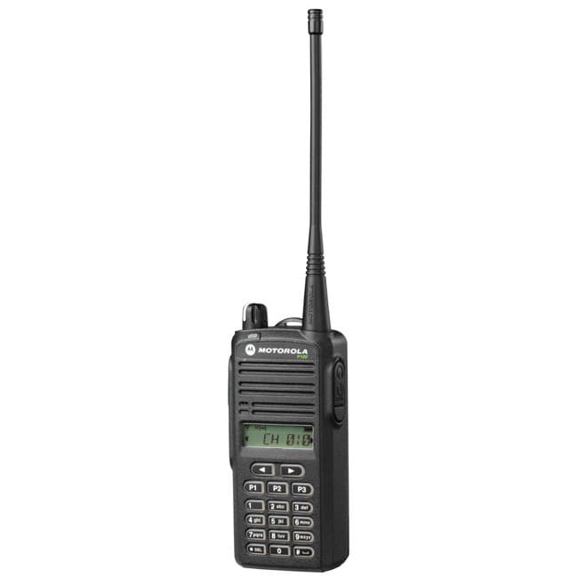 Radiostanice Motorola P185 UHF s mírným natočením doprava, s displejem a klávesnicí, zobrazující nápis CH 001.