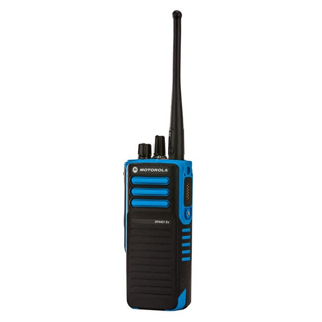 Černá a modrá čelní strana radiostanice Motorola DP 4401 ATEX s dlouhou anténou, ovládacími kolečky a logem, pohled zepředu shora.