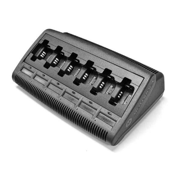 Černý šestinásobný stolní rychlonabíječ Motorola NNTN8352 (WPLN4162) z horního úhlu, patrné ventilační mřížky po stranách.