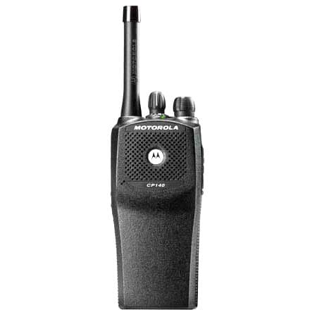Černá radiostanice Motorola CP140 UHF zepředu, viditelná mřížka reproduktoru, logo, indikační LED a anténa.