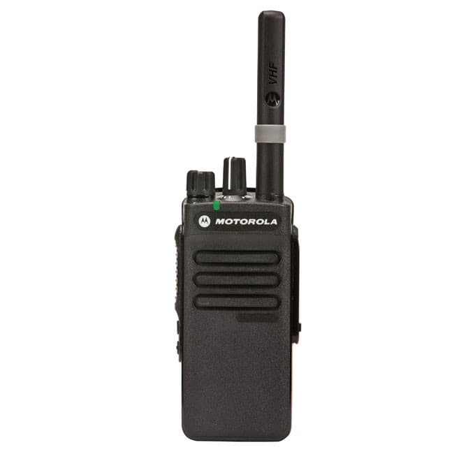 Pohled z levé strany na radiostanici Motorola DP2400 VHF s logem a LED indikátorem, s anténou VHF.