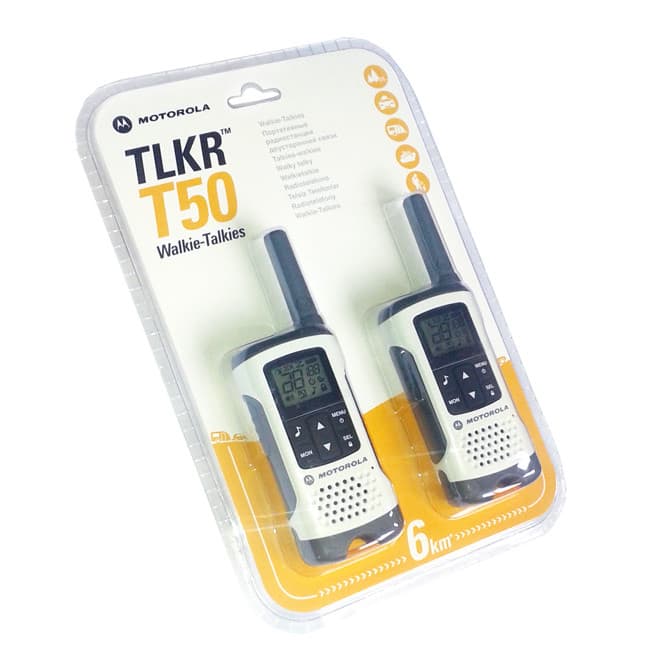 Dvě radiostanice Motorola TLKR T50 viditelné skrz originální prodejní balení v blistru s popisy v angličtině, blistr shora.