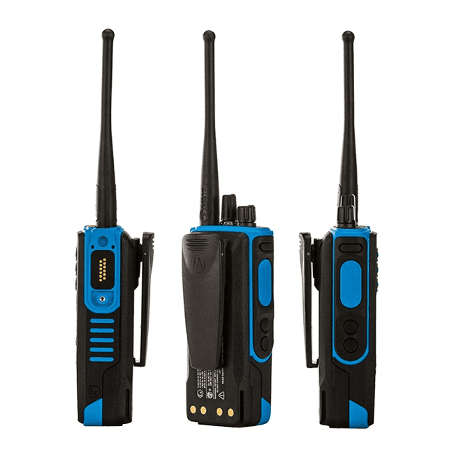 Tři pohledy na radiostanici Motorola DP4401 ATEX UHF: ze předu (s konektorem), ze zadu (s klipem na opasek) a boční levý.