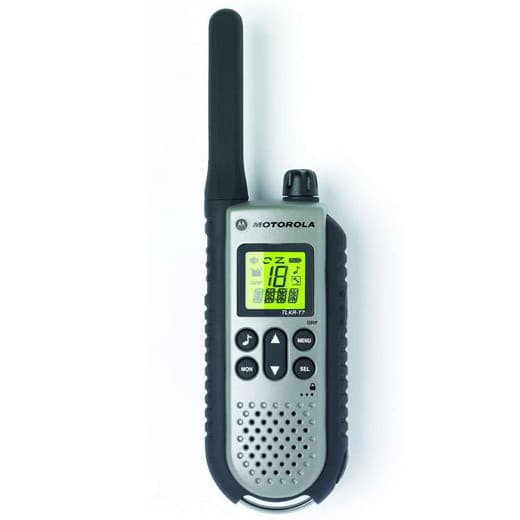 Radiostanice Motorola TLKR T7 PMR446 zepředu. Stříbrná barva, černá anténa a pogumovaný bok. Zeleně podsvícený displej s údajem 18 a ovládacími tlačítky.