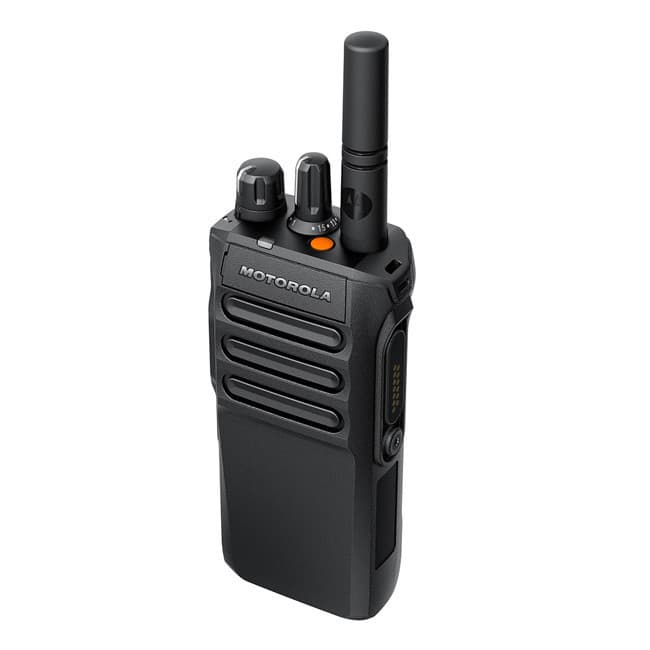 Radiostanice Motorola MOTOTRBO™ R7a VHF z pohledu shora doprava, s objemovým knoflíkem a kruhovým ovladačem kanálů.