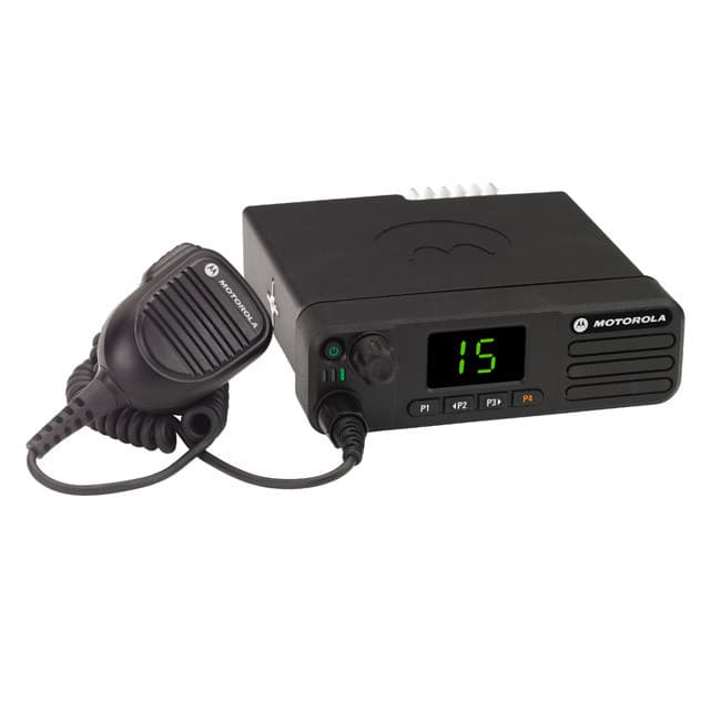 Radiostanice Motorola MOTOTRBO DM4401e z mírně jiného úhlu, zvýrazňující volitelné programovatelné tlačítka P1-P4 pod zeleným digitálním displejem, který ukazuje číslo 15.