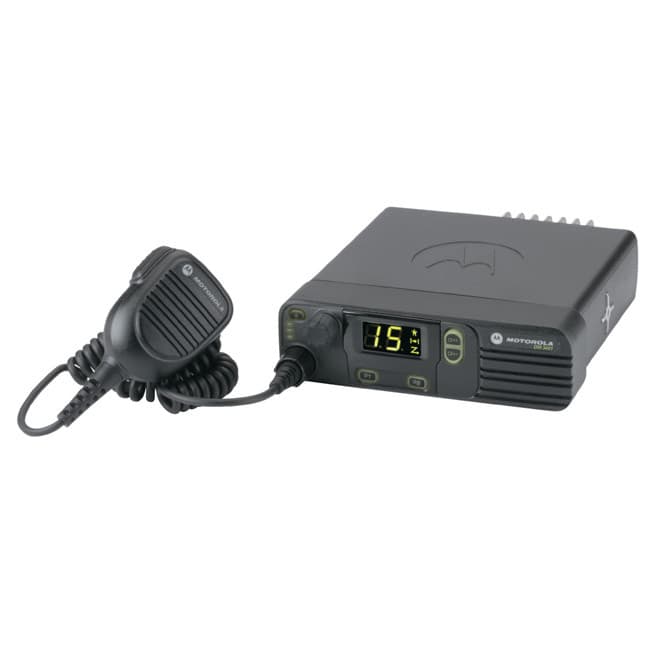 Radiostanice Motorola DM 3401 UHF s připojeným ručním mikrofonem a pohledem na žebrované chlazení na boku.