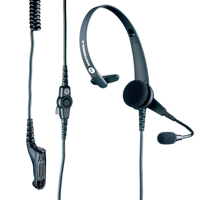 Detail RMN5058 lehké náhlavní soupravy PTT Motorola, s logem na temeni. Na spirálovém kabelu je vidět konektor a PTT tlačítko.