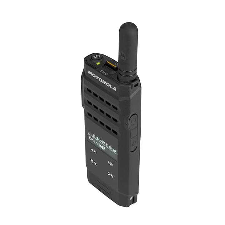 Pohled shora a z boku na radiostanici Motorola MOTOTRBO™ SL2600, viditelný konektor a horní tlačítka.