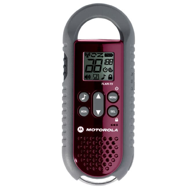 Blízký pohled na radiostanici Motorola TLKR T5 zepředu, viditelný displej s ikonami, tlačítka pro ovládání, nápis Motorola a mřížka reproduktoru.