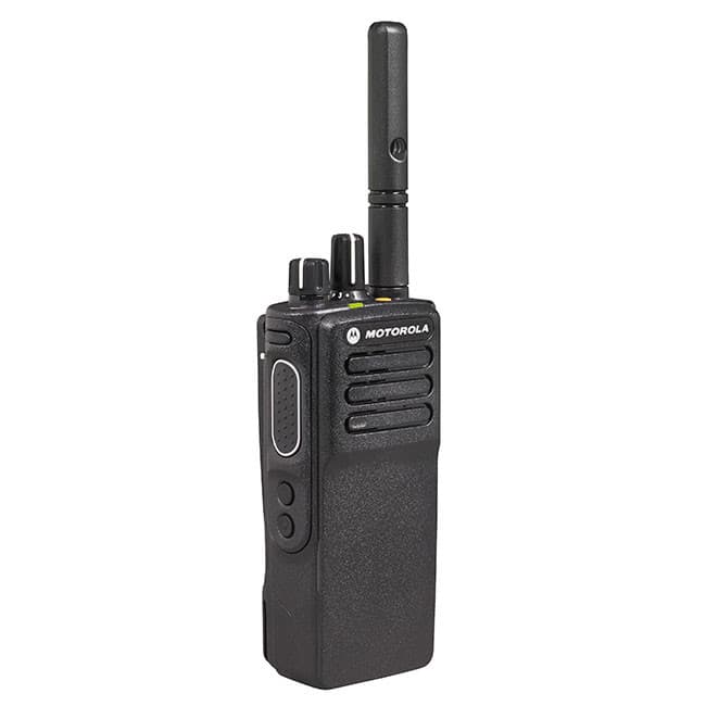 Černá radiostanice Motorola MOTOTRBO™ DP4400e VHF zepředu v mírném úhlu. Viditelné logo Motorola, anténa a boční ovládací prvky.