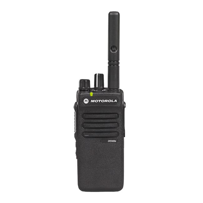 Radiostanice Motorola MOTOTRBO DP2400e z pravé strany. V popředí anténa a podsvícené ovládací prvky s logem Motorola.