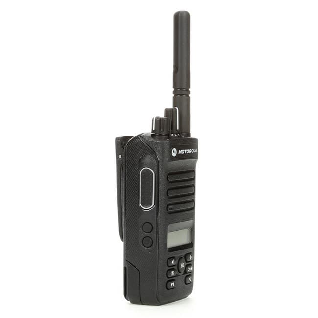 Radiostanice Motorola DP2600e UHF, pohled z boku. Viditelný klip na opasek, PTT tlačítko, programovatelná tlačítka a alfanumerický displej.