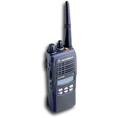 Radiostanice Motorola GP360 UHF z levého předního pohledu, viditelná anténa, regulátory na horní straně a displej.