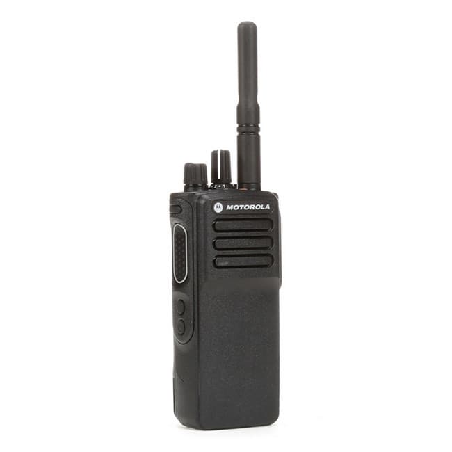 Černá radiostanice Motorola MOTOTRBO™ DP4400e UHF zepředu, viditelné ovládací prvky, logo Motorola a anténa.