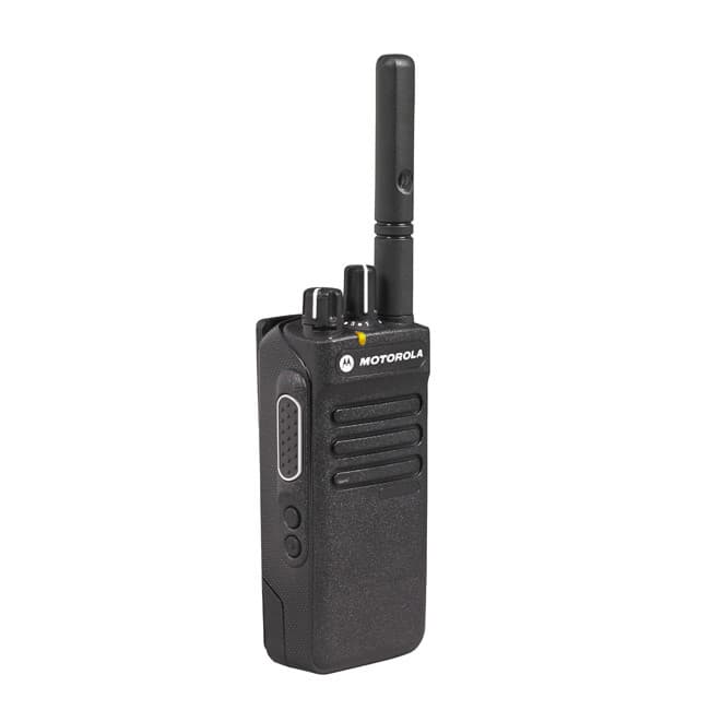 Radiostanice Motorola MOTOTRBO DP2400e z pravého předního úhlu. Dobře viditelné tlačítko PTT a ovládací prvky na horní straně.