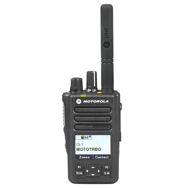 Radiostanice Motorola MOTOTRBO™ DP 3661e UHF z pohledu zepředu. Vidět je celý displej s textem MOTOTRBO, navigace a funkční tlačítka P1/P2.