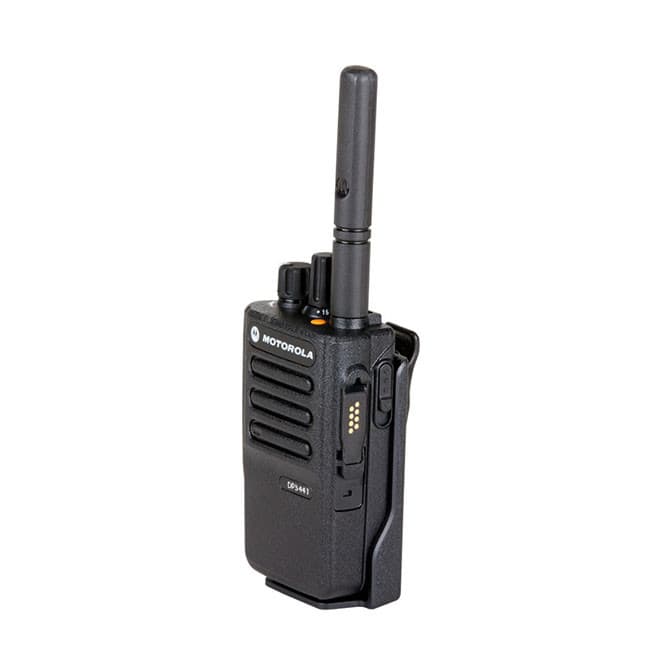 Pohled na pravou stranu radiostanice Motorola DP3441 UHF, BT, GPS s klipem. Viditelné kontakty pro nabíjení, modelové označení a upevnění klipu.