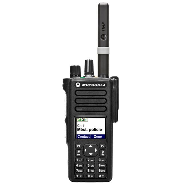 Čelní zobrazení radiostanice Motorola DP 4800 UHF s barevným displejem zobrazujícím „Měst. policie“ a plnou numerickou klávesnicí.