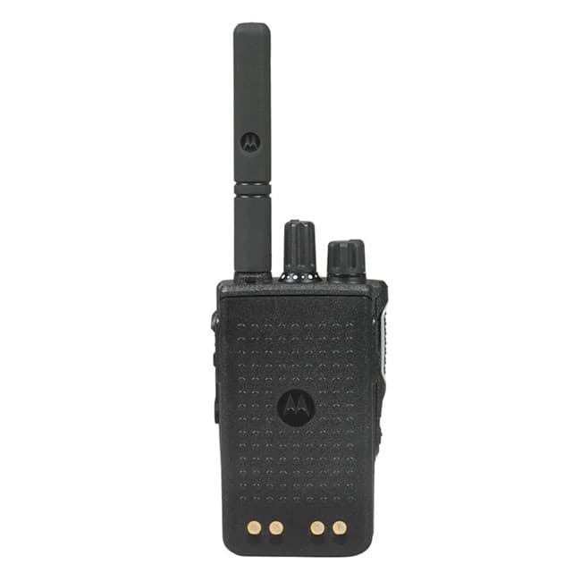 Zadní pohled na radiostanici Motorola MOTOTRBO™ DP3661e, viditelné konektory pro dobíjení a anténa Motorola.