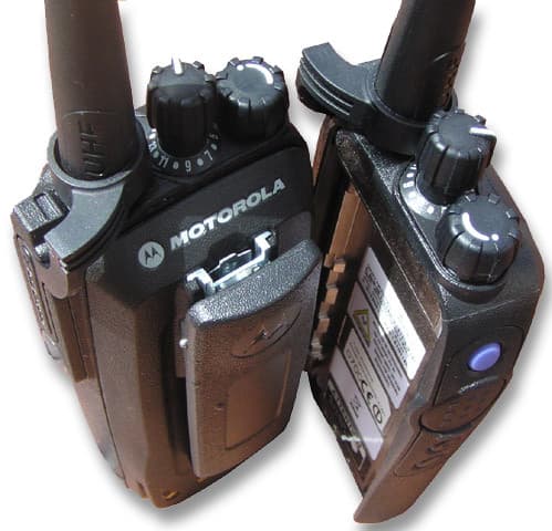 Dvě radiostanice Motorola DP 3400 VHF viděné shora a zezadu, se sponou na opasek a typovými štítky.