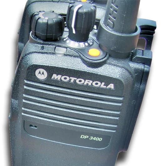 Detailní pohled shora na radiostanici Motorola DP 3400, zvýrazňující logo, ovládací kolečka a mřížku reproduktoru.