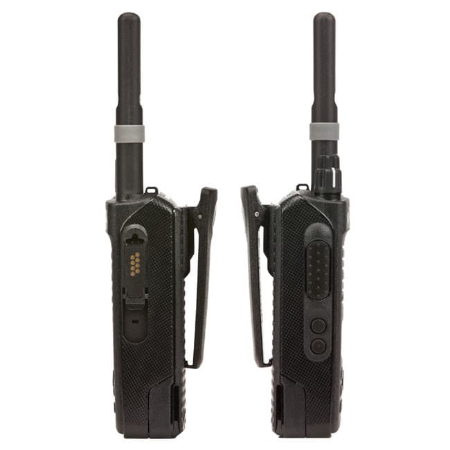 Radiostanice Motorola DP2400 UHF – dva pohledy zdola, odhalující příslušenství PMLN8304 a ovládací prvky na boku.