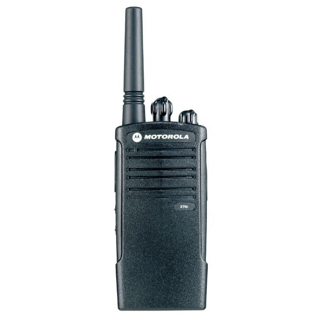 Černá radiostanice Motorola XTNi z čelního pohledu. Viditelná anténa, otočné ovladače a reproduktor s mikrofonem na přední straně.
