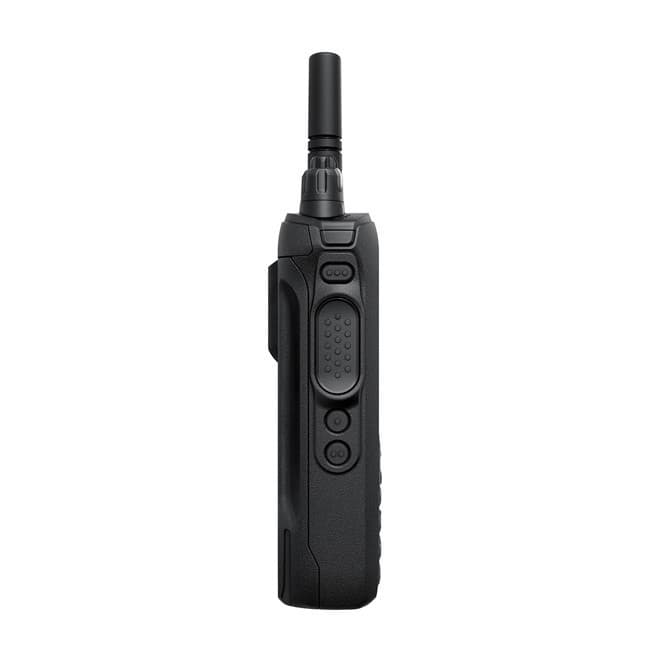 Boční pohled na radiostanici Motorola MOTOTRBO™ R7 FKP s velkým PTT tlačítkem a dalšími programovatelnými tlačítky na boku zařízení.