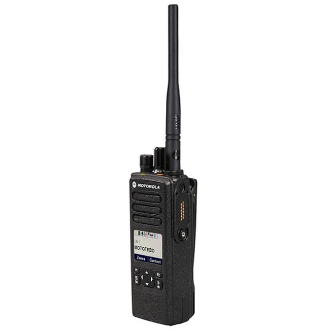 Radiostanice Motorola MOTOTRBO DP4601e z pravého boku, viditelný konektor příslušenství, anténa a displej s klávesnicí.