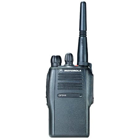 Čelní pohled na černou radiostanici Motorola GP344 UHF s anténou, ovládáním hlasitosti a přepínáním kanálů na horní straně.