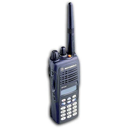 Šikmý pohled na radiostanici Motorola GP380 VHF s anténou, ovládacími kolečky a plnou klávesnicí zepředu zleva.