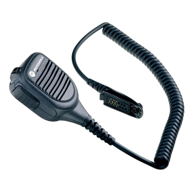 Šikmý pohled shora na robustní oddělený reproduktor Motorola PMMN4044 s mikrofonem na bílém pozadí. Viditelný je pogumovaný povrch, mřížka mikrofonu, logo Motorola, kroucený kabel a vícepólový konektor pro připojení k radiostanici.