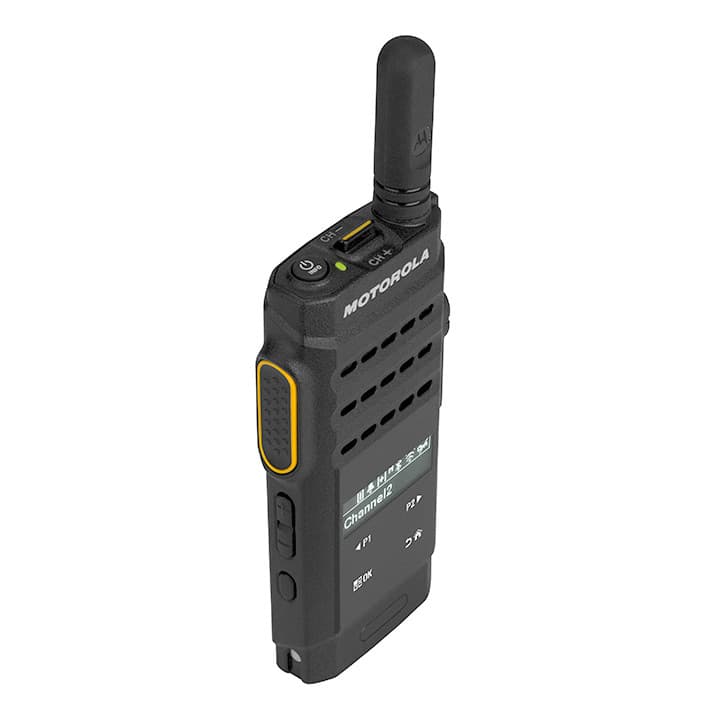 Detailní pohled na Motorola MOTOTRBO SL2600 UHF shora zepředu, viditelný displej a boční funkční tlačítko.