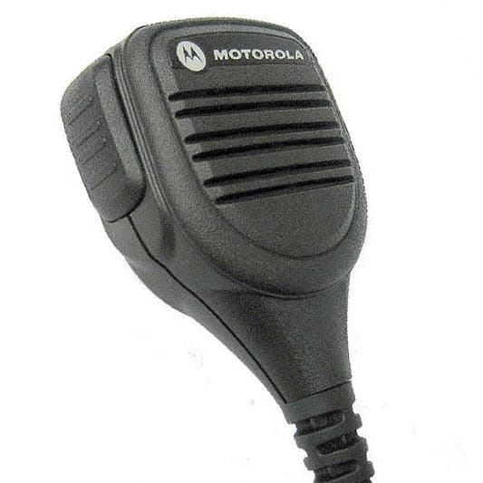 Zvětšený detail čelní strany odděleného reproduktoru s mikrofonem Motorola MDPMMN4023 se zabudovanými reproduktory.