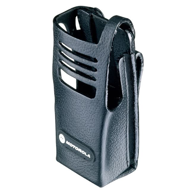Černé pouzdro Motorola PMLN5030 z tvrdé kůže pro DP340x, šikmý pohled. Viditelný výřez pro reproduktor a Motorola logo.