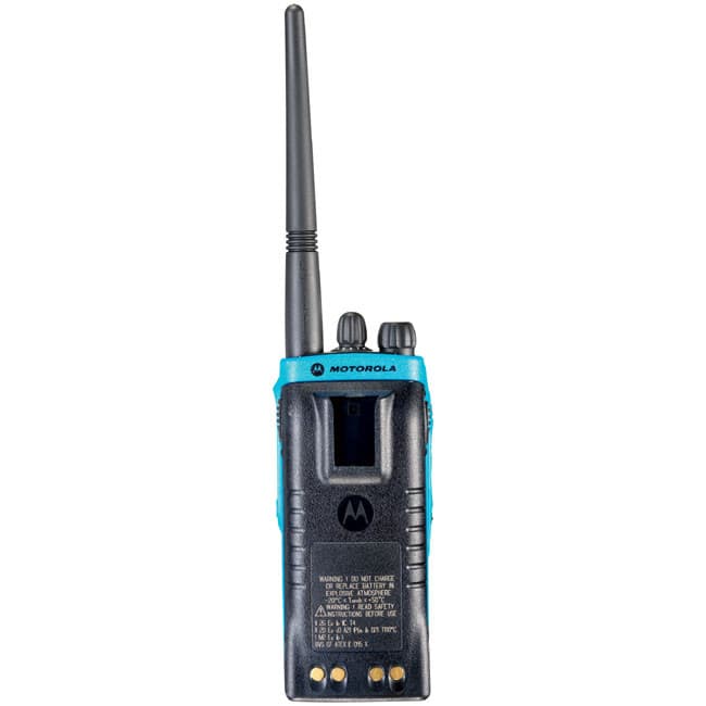 Zadní strana radiostanice Motorola GP340 ATEX Blue UHF s odnímatelnou baterií a štítkem s bezpečnostními informacemi.