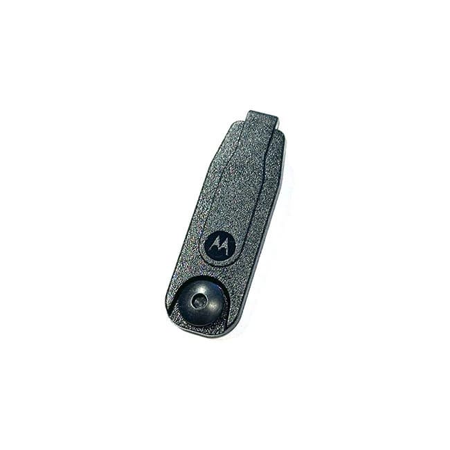 Detailní pohled shora na plastovou krytku audio konektoru Motorola s logem a šroubkem, model 0104063J98.