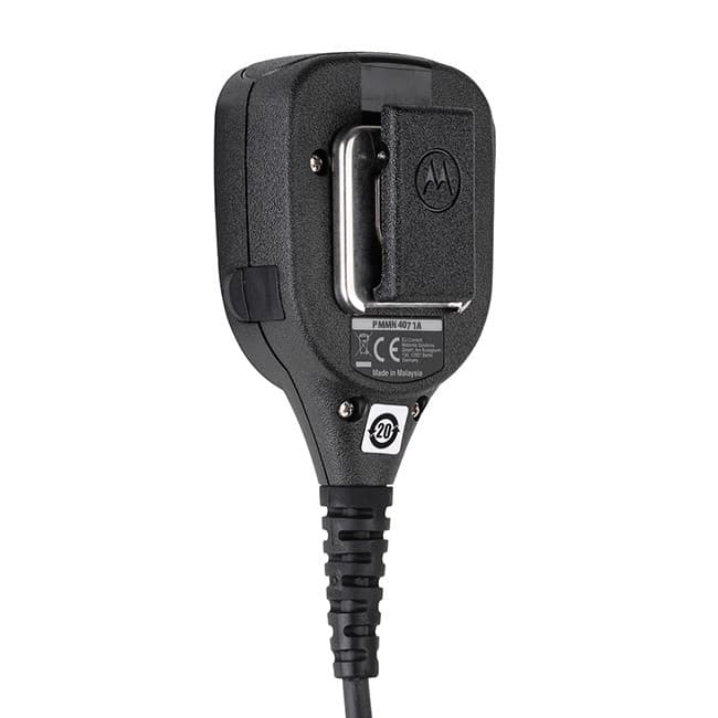 Pohled zezadu na reproduktor s mikrofonem PMMN4071 s robustní sponou, informacemi o certifikaci a původu "Made in Malaysia".
